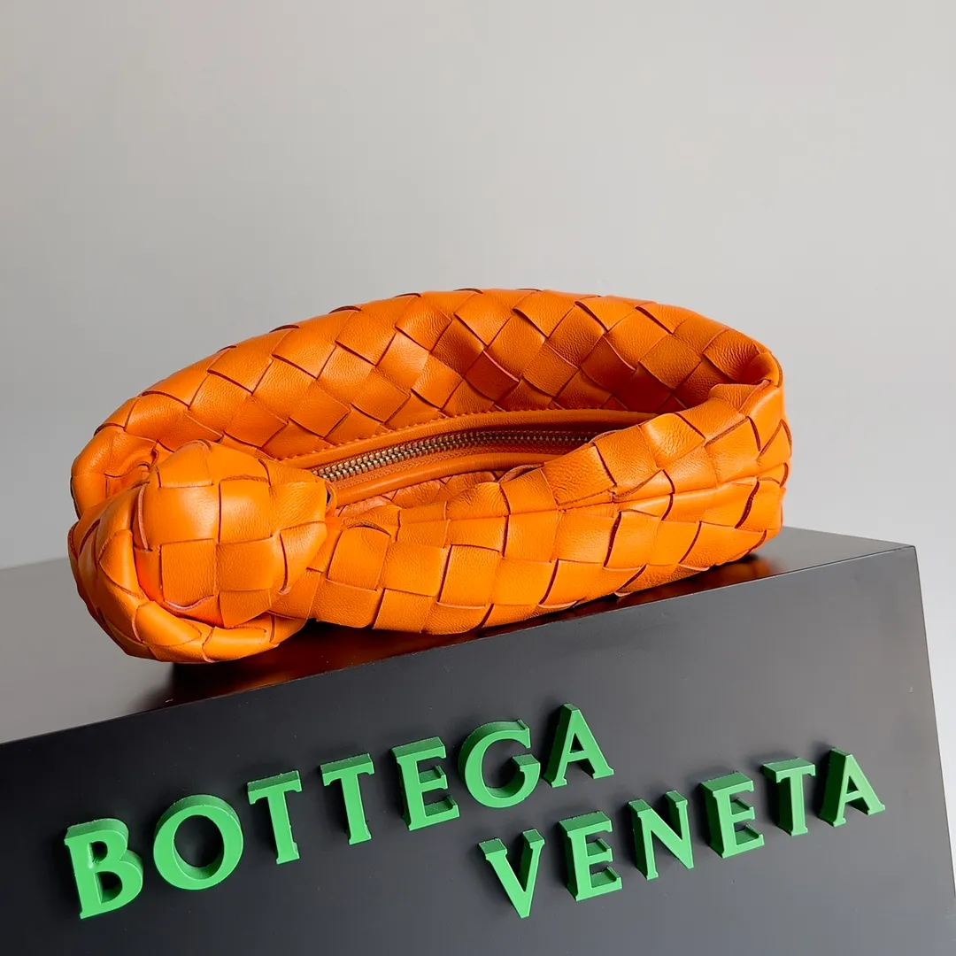 Batch 1120 Bottega veneta͙.——The latest braided and knotted hobo🔥 The top-grade lambskin leather is very soft, the bag shape is unique, practical and durable. It retains the traditional weaving elements while being a bit more flamboyant ~ Made of hand-woven sheepskin, zipper opening and closing, curved seamless structure, effortless to match. Highly recommended⚠️⚠️⚠️ The highest-end in the market🌈 Welcome to compare [Factory equipped with full package] size: 23x15x5cm.   Model: 651876